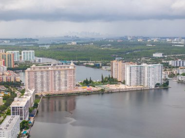 Hava fotoğrafı, Sunny Isles Sahili Su Yolu 'ndaki eski yerleşim yerleri.
