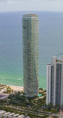Sunny Isles Beach, FL, ABD - 26 Eylül 2023: Armani Casa 'da Hava Aracı Fotoğrafları