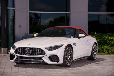 Fort Lauderdale, FL, ABD - 4 Ekim 2023: Stock image 2023 AMG SL 43.