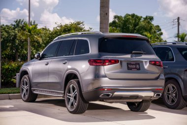 Fort Lauderdale, FL, ABD - 4 Ekim 2023: Stock fotoğraf Mercedes Bens GLS 450 lüks SUv