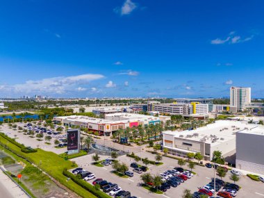 Dania Beach, FL, ABD - 4 Ekim 2023: Dania Pointe Mall gezinti alanı