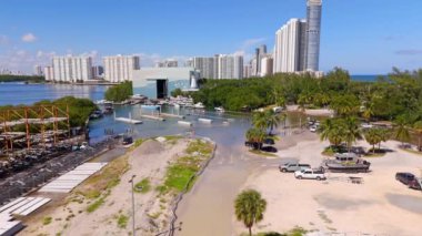 İklim değişikliği su seviyesi yükseldiği için Miami teknesini taşıyan hava haber videosu kullanılamaz durumda.
