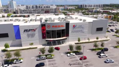 Dania Beach, FL, ABD - 5 Ekim 2023: Aerial Video Regal Theater 4d sinema salonu Dania Pointe alışveriş merkezi