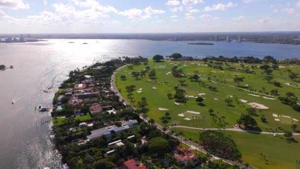 空中无人驾驶飞机游览印第安溪迈阿密海滩豪华豪宅和高尔夫球场的场景 — 图库视频影像
