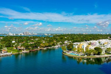 Miami Sahili 'nin mavi gökyüzü ve derin mavi suları olan deniz manzaralı bir yer.