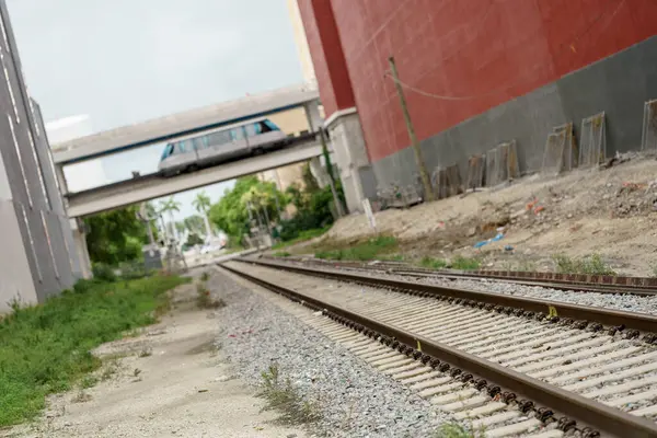 Stock Kippte Foto Eisenbahnschienen Durch Eine Stadt — Stockfoto