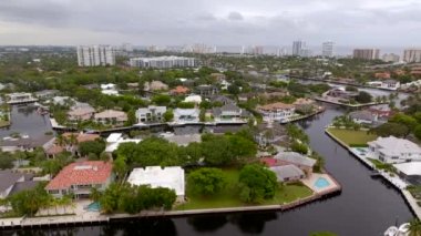 Hava aracı 2023 dolaylarında Fort Lauderdale Körfezi Koloni Mahallesi 'ndeki lüks konakları gösteriyor.