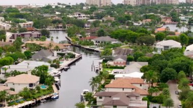 Fort Lauderdale Florida 'da ağır çekimde lüks evler.