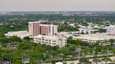 Fort Lauderdale, FL, ABD - 10 Ekim 2023: Broward Health Imperial Point Hava Stok Videosu 2023