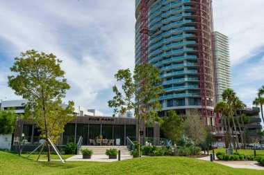 Miami Beach, FL, ABD - 11 Ekim 2023: Canopy Park 'taki Five Park satış merkezinin stok fotoğrafı