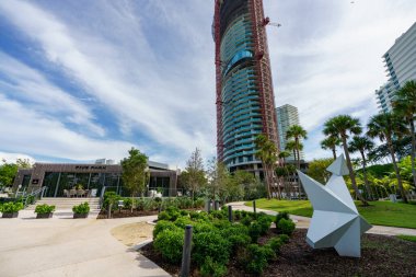 Miami Beach, FL, ABD - 11 Ekim 2023: Canopy Park 'taki Five Park satış merkezinin stok fotoğrafı