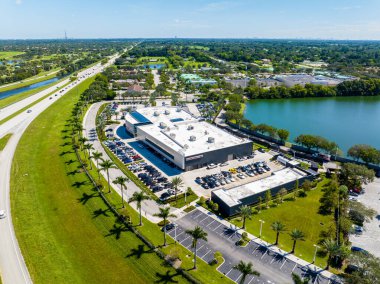 Davie, FL, ABD - 15 Ekim 2023: Hava aracı fotoğrafı Porsche West Broward lüks bir otomobil satıcısı