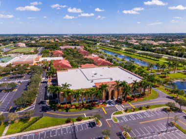 Pembroke Pines, FL, ABD - 15 Ekim 2023: Pines Charter School Pembroke Pines Florida 'nın insansız hava aracı fotoğraf turu