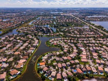 Hava aracı fotoğrafı Florida Pembroke Pines Broward County 'de gümüş göller gösteriyor.