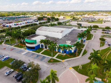 Pembroke Pines, FL, ABD - 15 Ekim 2023: Hava aracı fotoğrafı Pembroke Pines YMCA Aile Merkezi