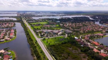 Pembroke Pines, FL, ABD - 15 Ekim 2023: Hava klibi Sunset Lakes İlkokulu Pembroke Pines FL