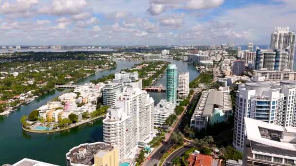 迈阿密海滩的股票视频 显示沿海公寓 房地产和交通拥挤的吊桥 — 图库视频影像