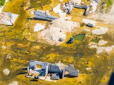 Champlain Kuleleri 'nin yıkılmasının ardından Miami Surfside' ın hava aracı fotoğrafı.