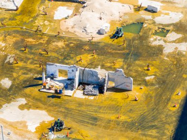 Champlain Kuleleri 'nin yıkılmasının ardından Miami Surfside' ın hava aracı fotoğrafı.
