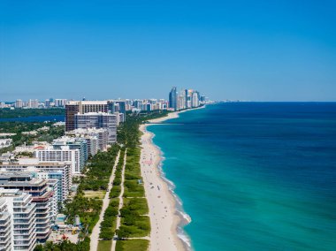Hava fotoğrafı Miami Surfside Florida Sahil Apartmanları