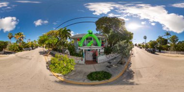 Key West, FL, ABD - 21 Ekim 2023: Key West 360 eşkenar dörtgen fotoğraf bir handaki Cadılar Bayramı ürkütücü süslemeleri