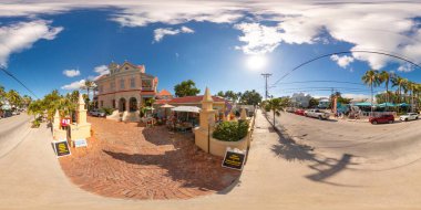 Key West, FL, ABD - 21 Ekim 2023: Güneydeki Ev ve hediyelik eşya dükkanı Key West 360 eşkenar dörtgen fotoğraf