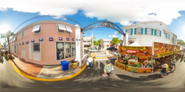 Key West, FL, ABD - 21 Ekim 2023: Bahama Village gıda tedarikçileri Key West 360 eşköşeli stok fotoğrafı