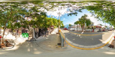 Key West, FL, ABD - 21 Ekim 2023: Key West 'te Cadılar Bayramı dekorasyonlu oteller