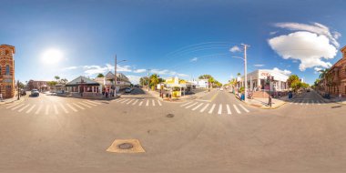 Key West, FL, ABD - 21 Ekim 2023: Key West Caddesi 'nin ortası 360 eşkenar köşeli fotoğraf