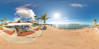 Key West, FL, ABD - 21 Ekim 2023: Mallory Square Key West 360 eşköşeli stok fotoğrafında Bistro 245 rıhtım restoranı