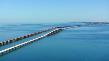 Hava parallax drone görüntüleri Florida Keys Seven Mile Köprüsü 4k