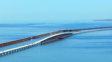 Seven Mile Köprüsü Güvercin Anahtarı Tarihi Bölgesi. Hava 4k drone görüntüleri 2023