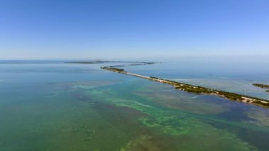 Florida Keys Köprüsü ve resif suyu 2023.
