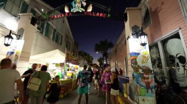 Key West, FL, ABD - 21 Ekim 2023: Bahama Village Key West Florida gece stoku videosu