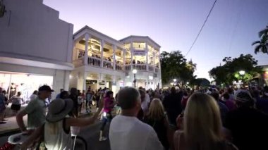 Key West, FL, ABD - 21 Ekim 2023: Key West 'te 2023 Fantezi Festivali için turistler