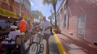 Key West, FL, ABD - 21 Ekim 2023: Hemingway Rum Co Distillery Key West hisse senedi 4k 2023
