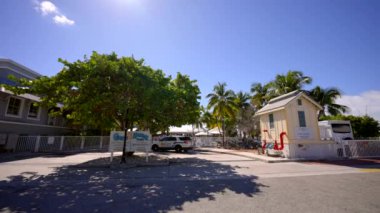 Key West, FL, ABD - 21 Ekim 2023: Conch Harbor Plaza Key Batı Florida 4k video turnesi