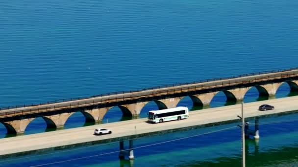 Luchtfoto Video Metro Bus Rijden Zeven Mijl Brug Florida Keys — Stockvideo