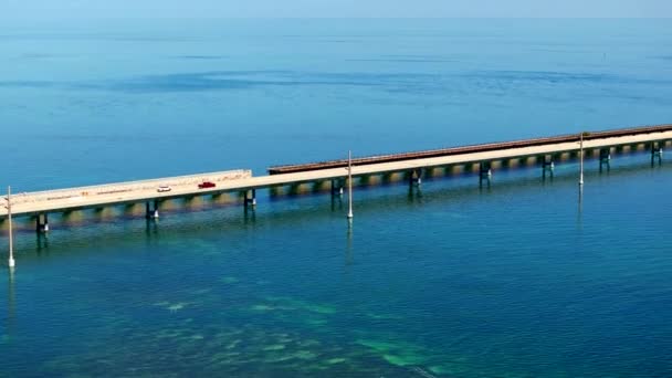 Luchtfoto Rood Pick Truck Rijden Seven Mile Bridge Florida Keys — Stockvideo