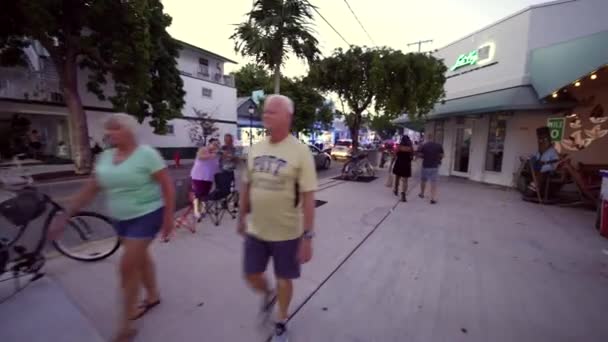 Miami Beach Florida Usa August Menschen Die Entlang Der Straße — Stockvideo