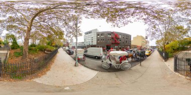 New York, New York, ABD - 27 Ekim 2023 New York 'ta süslü bir at arabası. 360 VR eşdörtgen fotoğraf