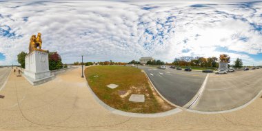 Washington DC, ABD - 28 Ekim 2023: Barış Heykelleri Sanatları DC Köprüsü. 360 panorama VR eşdörtgen fotoğraf