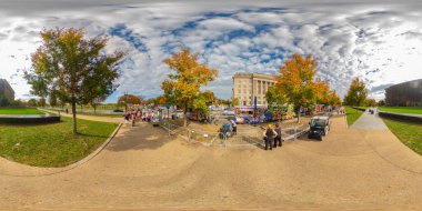 Washington DC, ABD - 28 Ekim 2023: Washington DC 'de yemek kamyonları. 360 panorama VR eşdörtgen fotoğraf