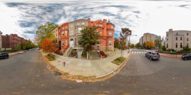 Washington DC, ABD - 28 Ekim 2023: N Street NW tarihi evleri ticarete çevrildi. 360 panorama VR eşdörtgen fotoğraf