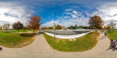 Washington DC, ABD - 28 Ekim 2023: Beyaz Saray çevresinde yayalar. 360 panorama VR eşdörtgen fotoğraf