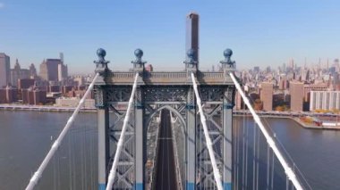 New York 'taki Manhattan Köprüsü' nün üstünde uçuyor. 2023 stok drone görüntüsü