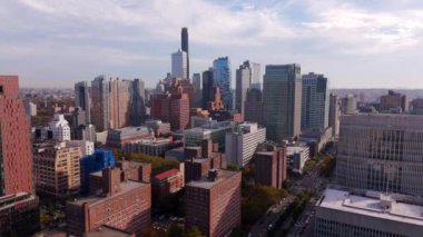 Brooklyn şehir merkezindeki hava aracı görüntüleri. New York 2023. Yüksek ofis ve apartman manzarası.
