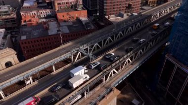 New York Manhattan Köprüsü 'nde trafik var.