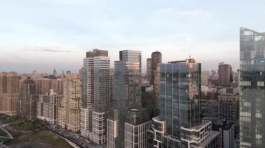 Lüks mülkler New York City Manhattan 'da. Hava aracı videosu 2023