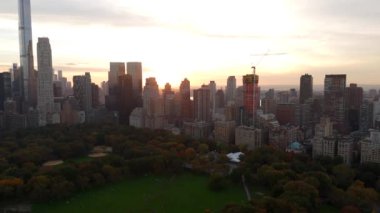 Şehirde günbatımı. New York Central Park 2023 'te hava aracı görüntüsü.